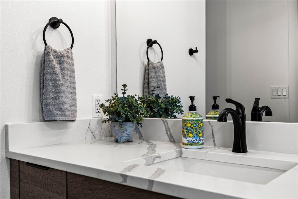 For Sale: $299,900 (2 beds, 2 baths, 1273 Square Feet)