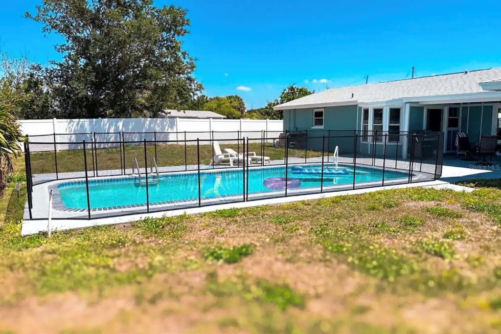 For Sale: $299,900 (2 beds, 2 baths, 1273 Square Feet)