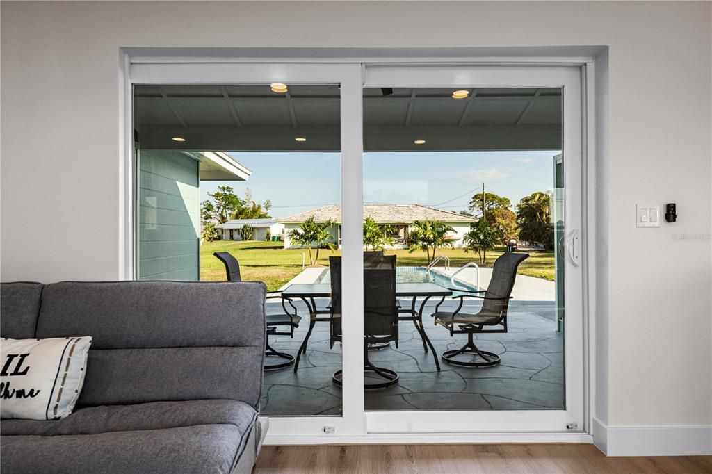 For Sale: $299,900 (2 beds, 2 baths, 1273 Square Feet)