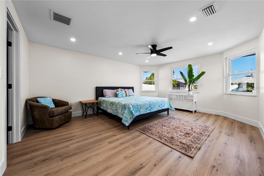 For Sale: $299,900 (2 beds, 2 baths, 1273 Square Feet)