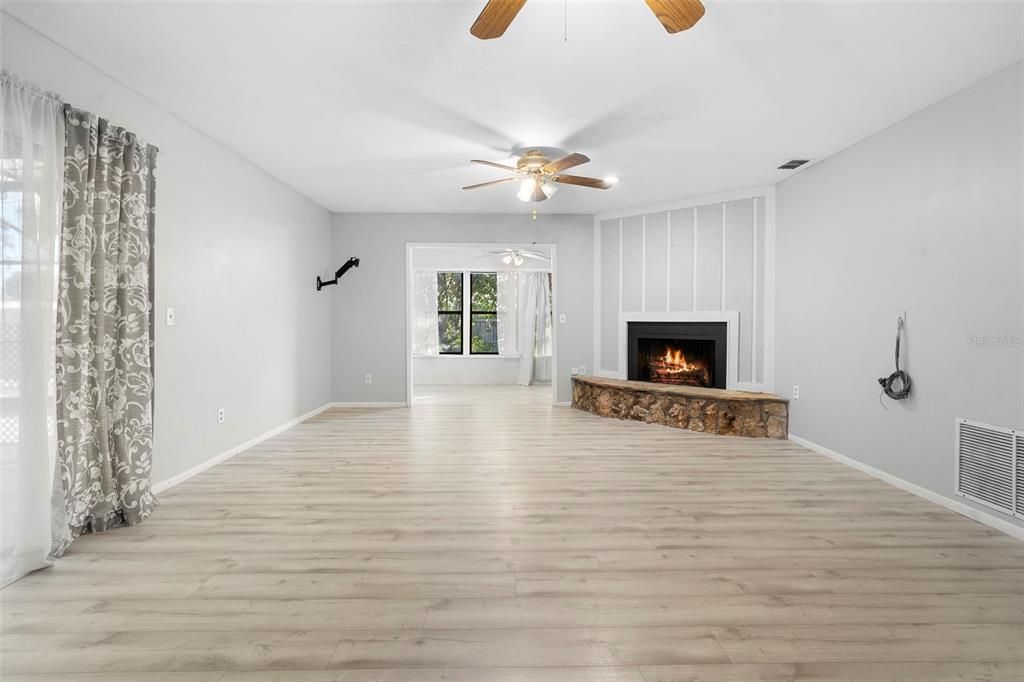 For Sale: $339,000 (3 beds, 2 baths, 1594 Square Feet)