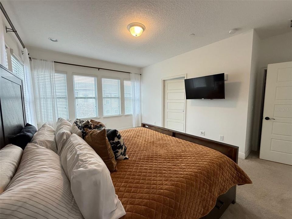 En Venta: $649,900 (4 camas, 3 baños, 2239 Pies cuadrados)