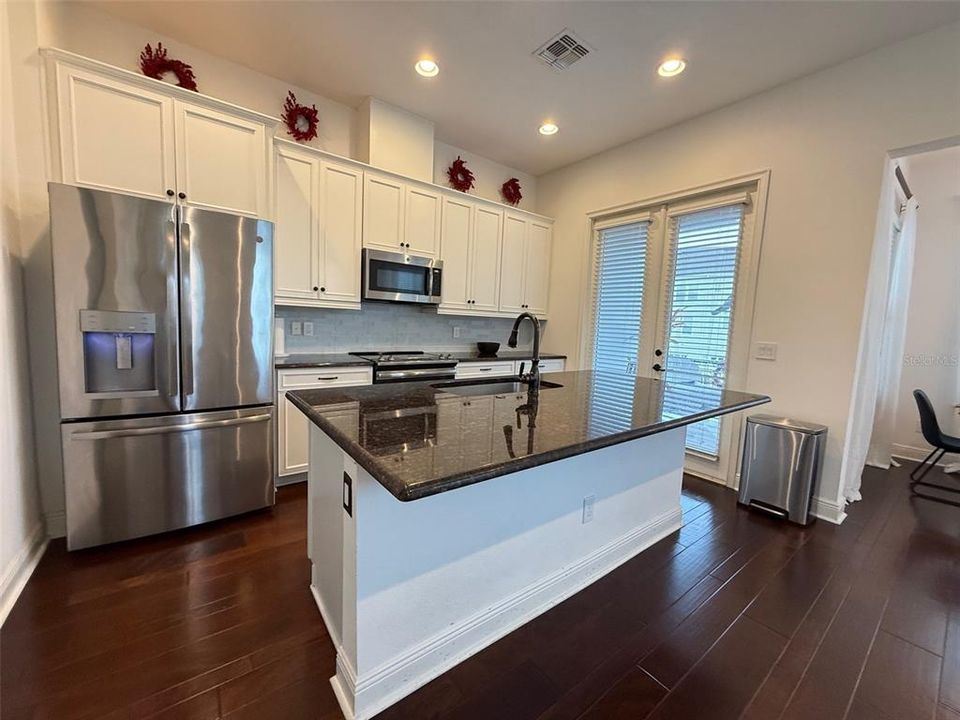 En Venta: $649,900 (4 camas, 3 baños, 2239 Pies cuadrados)