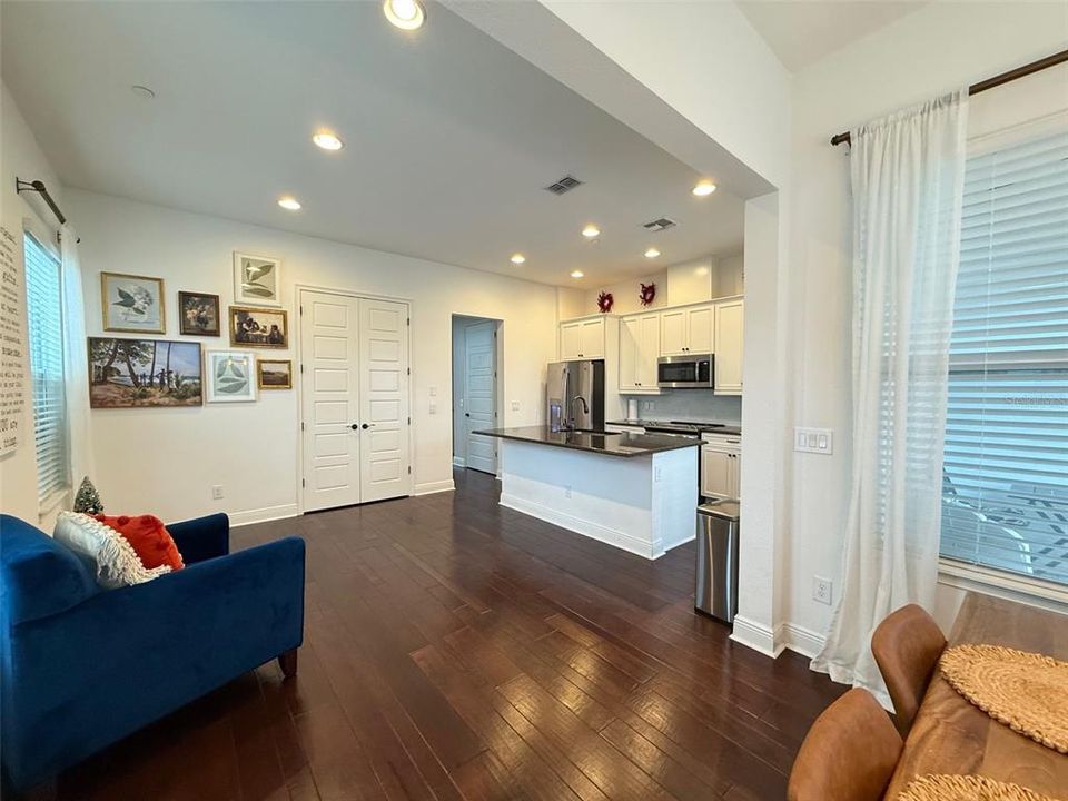 En Venta: $649,900 (4 camas, 3 baños, 2239 Pies cuadrados)