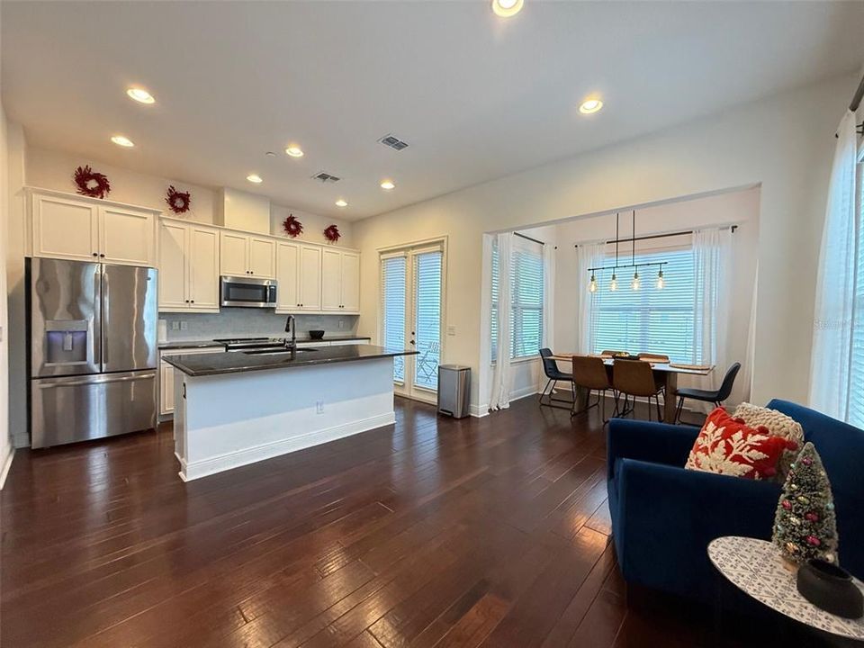 En Venta: $649,900 (4 camas, 3 baños, 2239 Pies cuadrados)