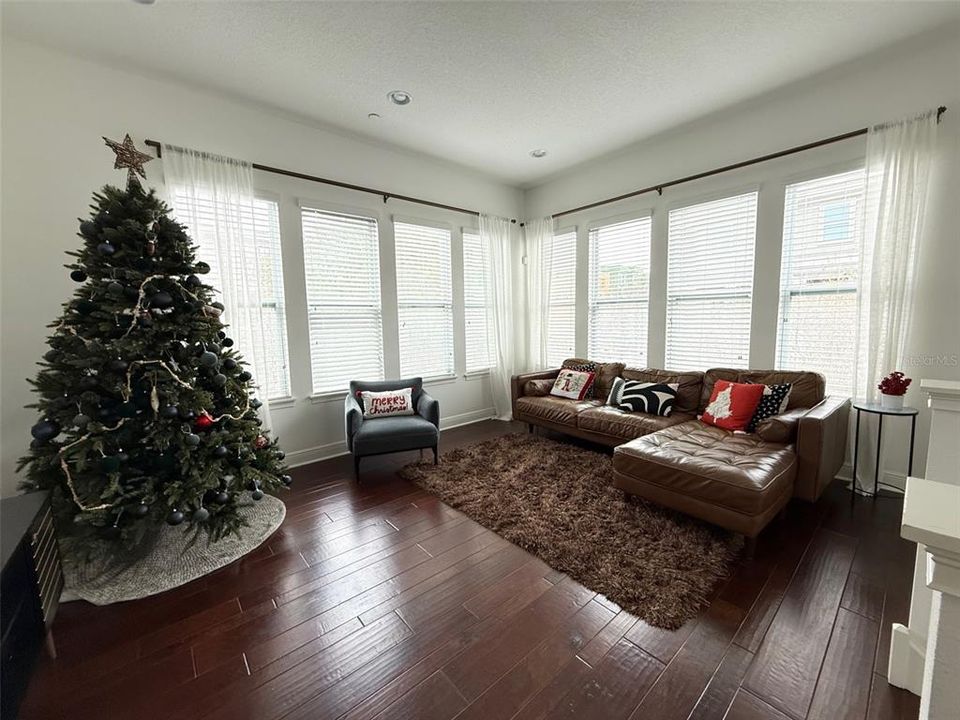 En Venta: $649,900 (4 camas, 3 baños, 2239 Pies cuadrados)