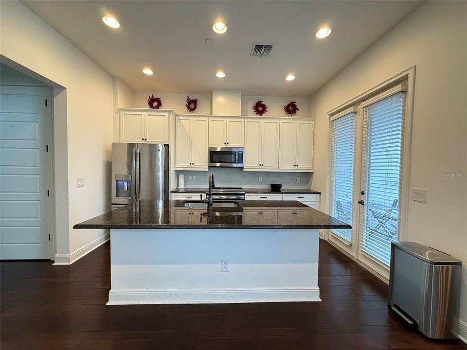 En Venta: $649,900 (4 camas, 3 baños, 2239 Pies cuadrados)