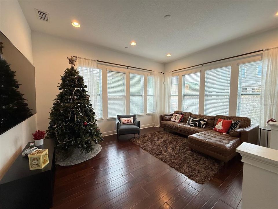 En Venta: $649,900 (4 camas, 3 baños, 2239 Pies cuadrados)