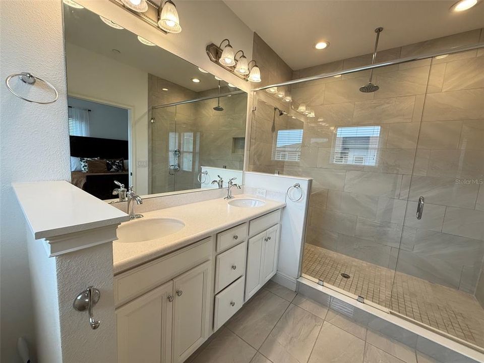 En Venta: $649,900 (4 camas, 3 baños, 2239 Pies cuadrados)