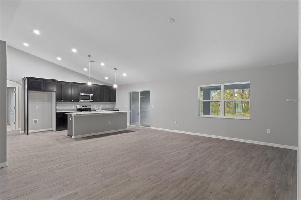 En Venta: $359,900 (4 camas, 3 baños, 2355 Pies cuadrados)