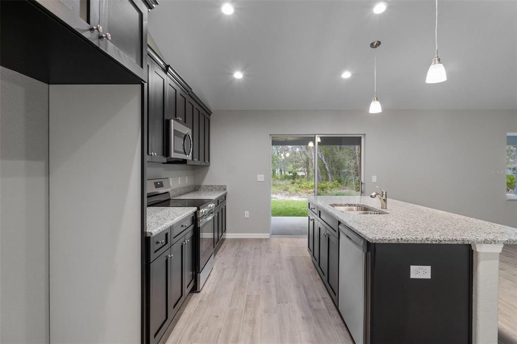 En Venta: $359,900 (4 camas, 3 baños, 2355 Pies cuadrados)