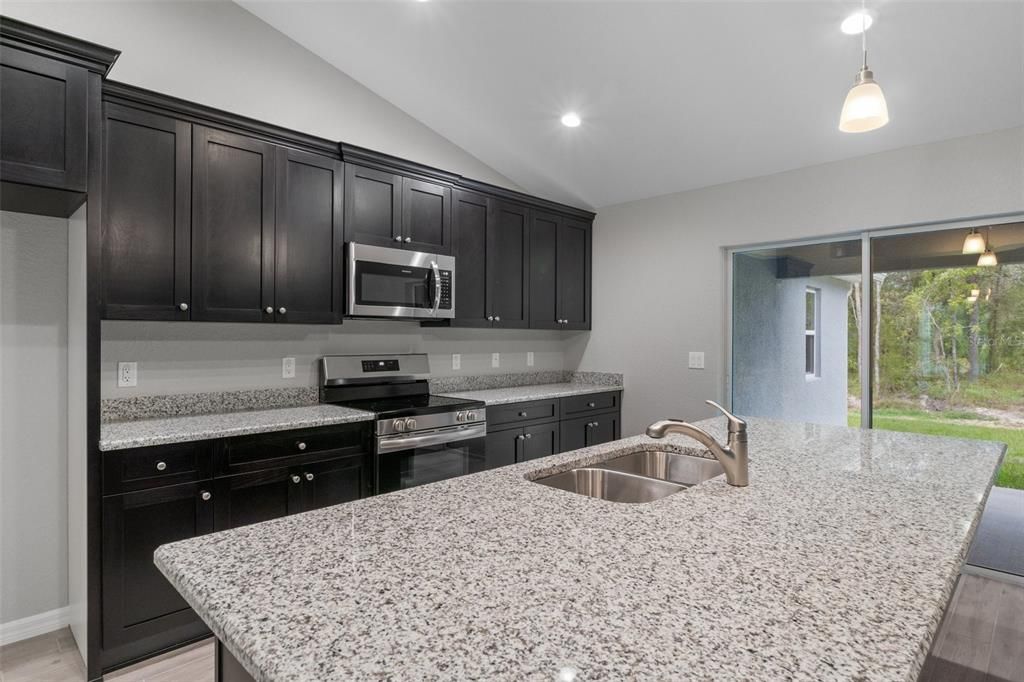 En Venta: $359,900 (4 camas, 3 baños, 2355 Pies cuadrados)