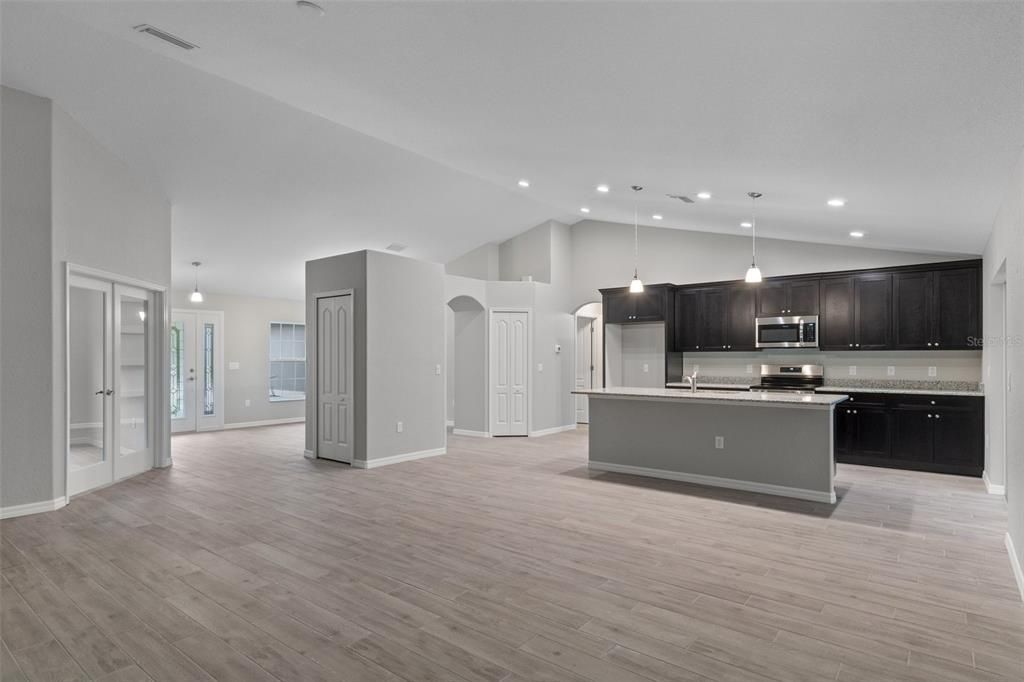 En Venta: $359,900 (4 camas, 3 baños, 2355 Pies cuadrados)