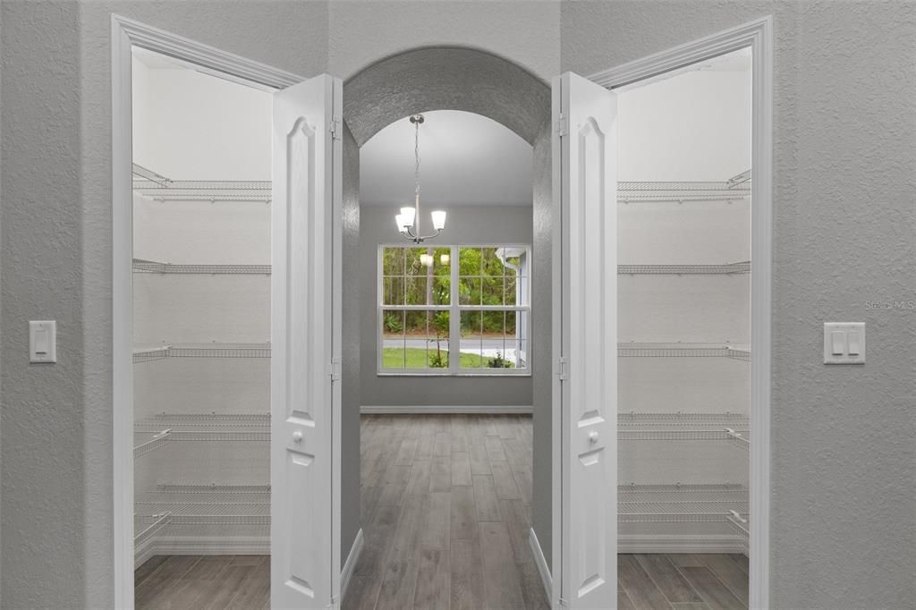 En Venta: $359,900 (4 camas, 3 baños, 2355 Pies cuadrados)