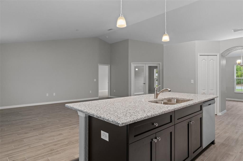 En Venta: $359,900 (4 camas, 3 baños, 2355 Pies cuadrados)