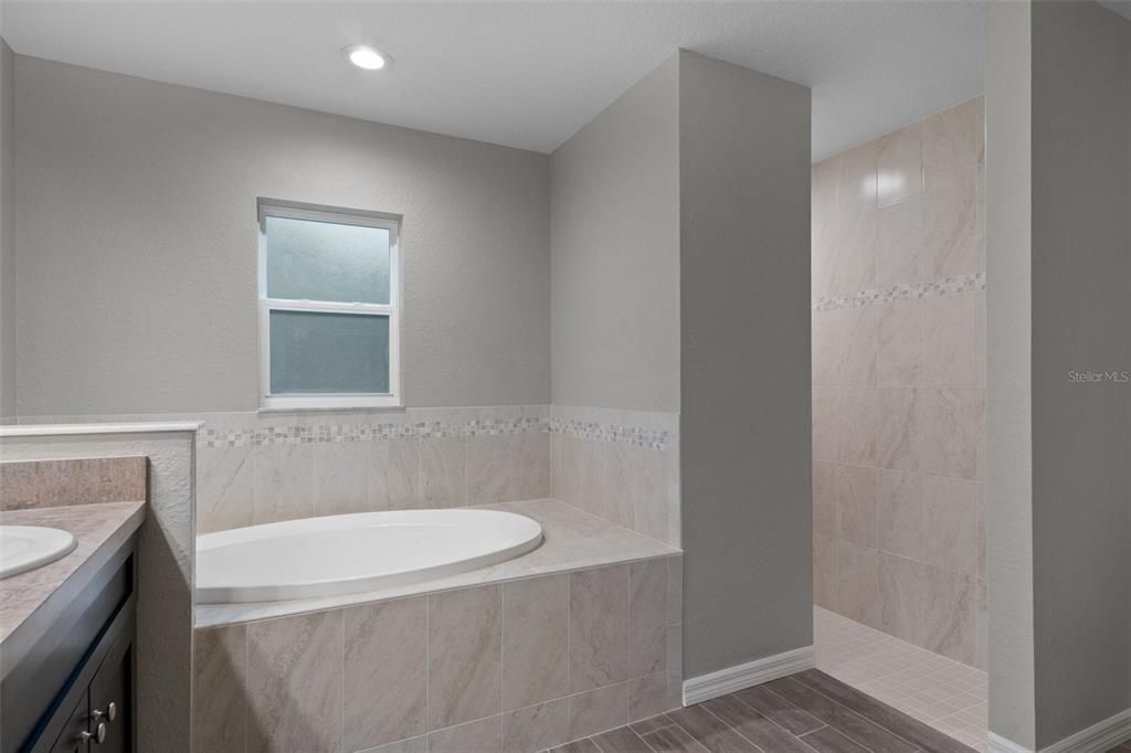 En Venta: $359,900 (4 camas, 3 baños, 2355 Pies cuadrados)