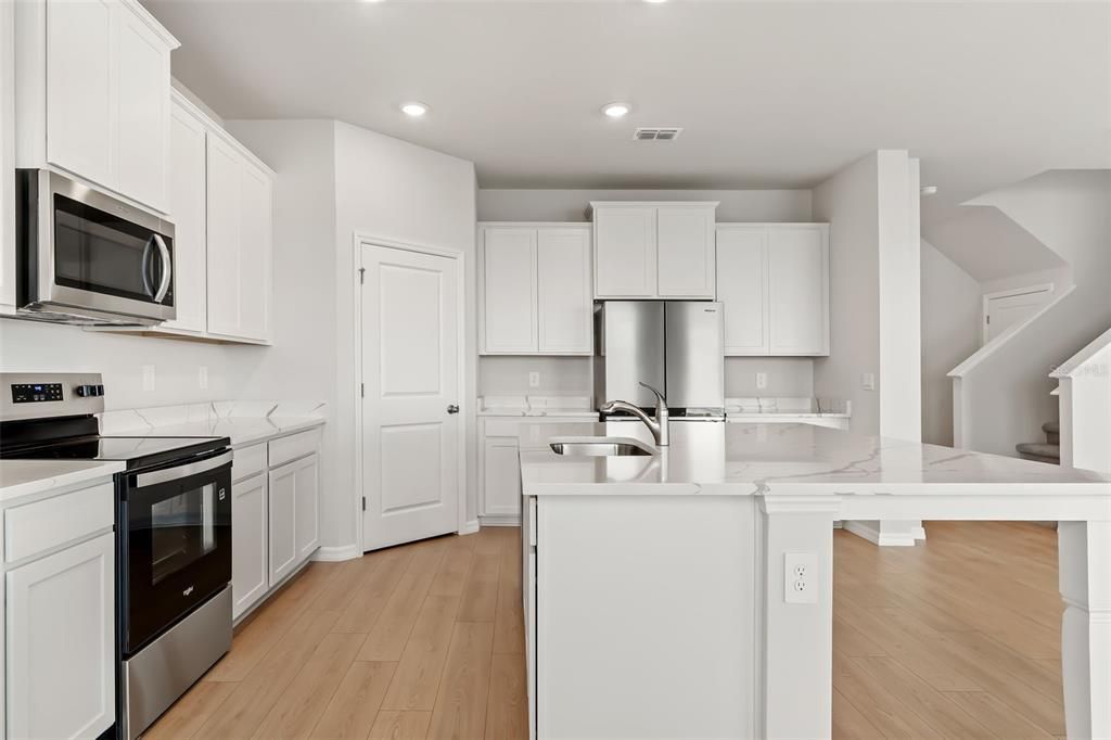 出租: $3,950 (5 贝兹, 4 浴室, 3975 平方英尺)