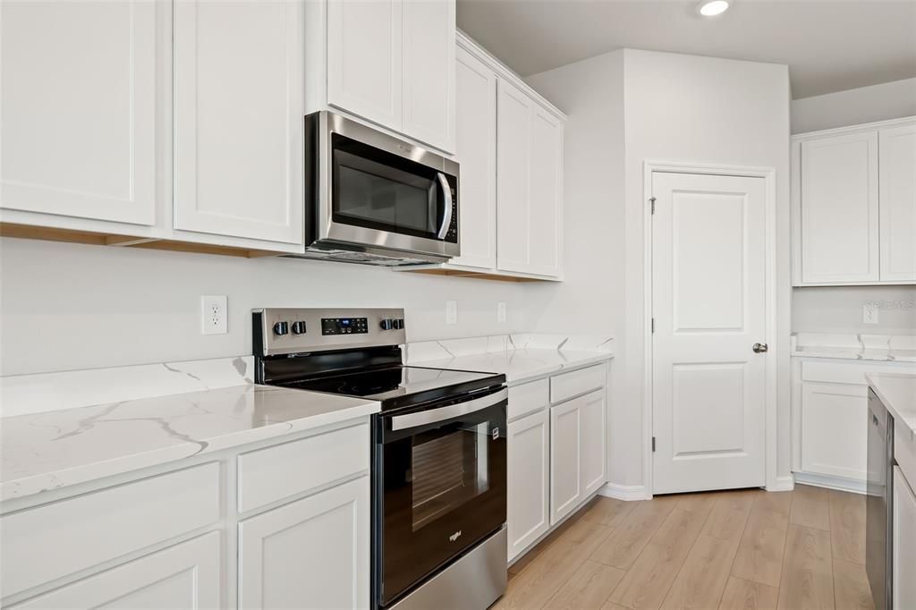 出租: $3,950 (5 贝兹, 4 浴室, 3975 平方英尺)