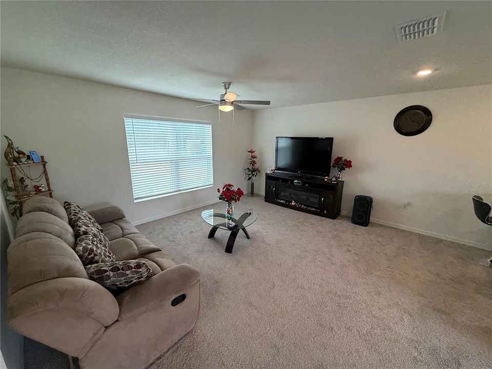 For Sale: $235,000 (2 beds, 1 baths, 1062 Square Feet)