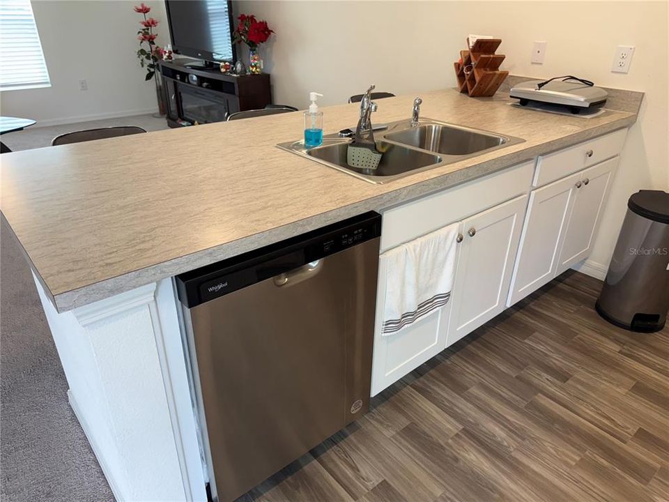 For Sale: $235,000 (2 beds, 1 baths, 1062 Square Feet)