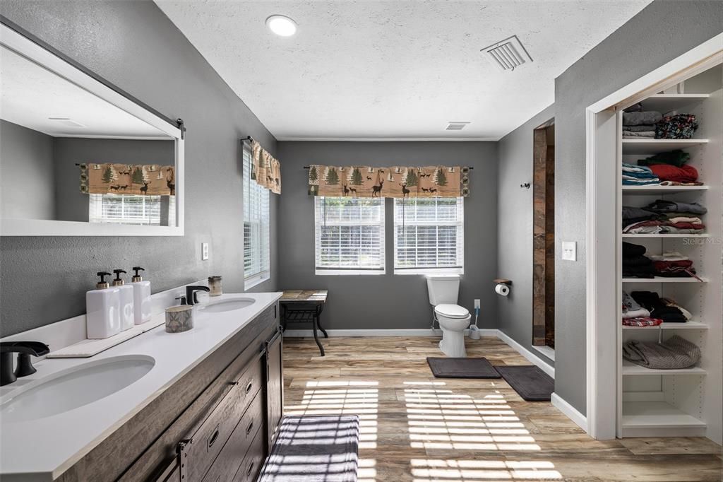 На продажу: $714,000 (3 спален, 2 ванн, 3762 Квадратных фут)