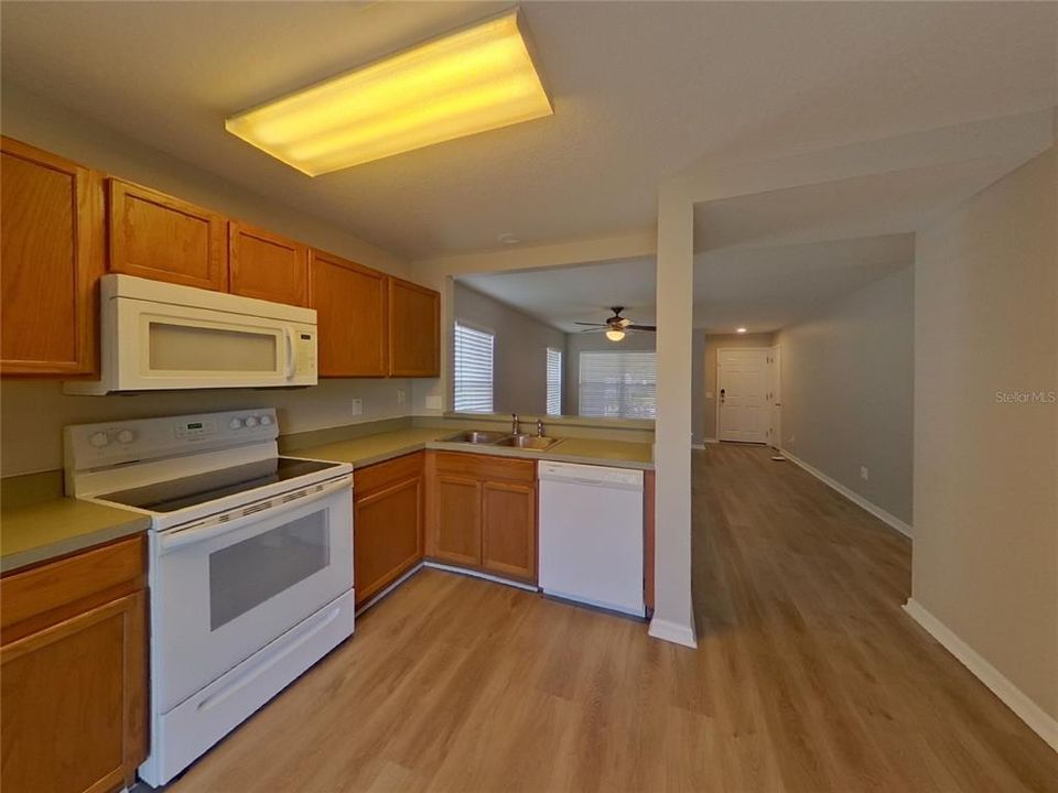 For Rent: $1,949 (3 beds, 2 baths, 1303 Square Feet)