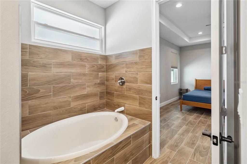 For Rent: $3,000 (4 beds, 3 baths, 2556 Square Feet)