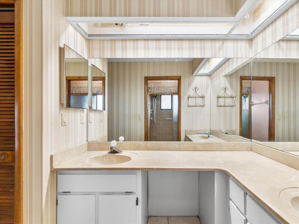 待售: $230,000 (2 贝兹, 2 浴室, 1634 平方英尺)