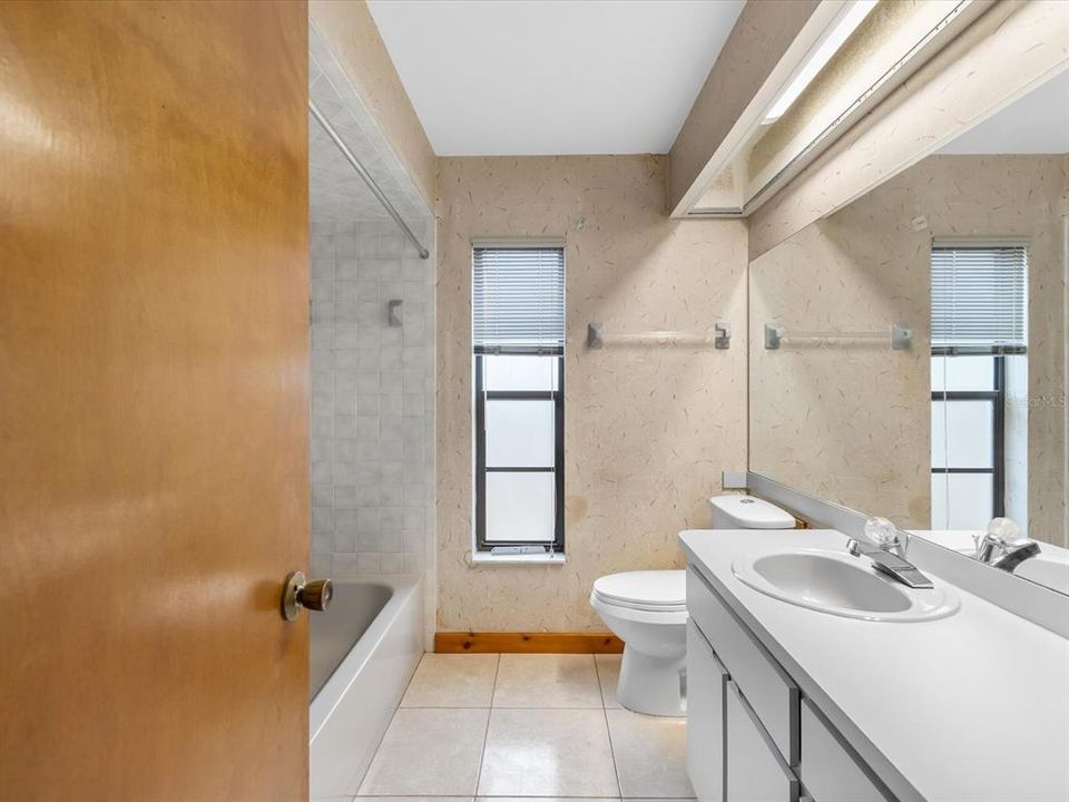 待售: $230,000 (2 贝兹, 2 浴室, 1634 平方英尺)