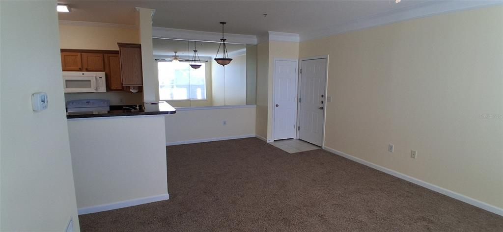 For Rent: $1,300 (1 beds, 1 baths, 750 Square Feet)