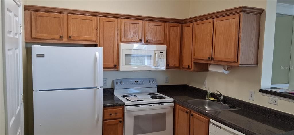 For Rent: $1,300 (1 beds, 1 baths, 750 Square Feet)