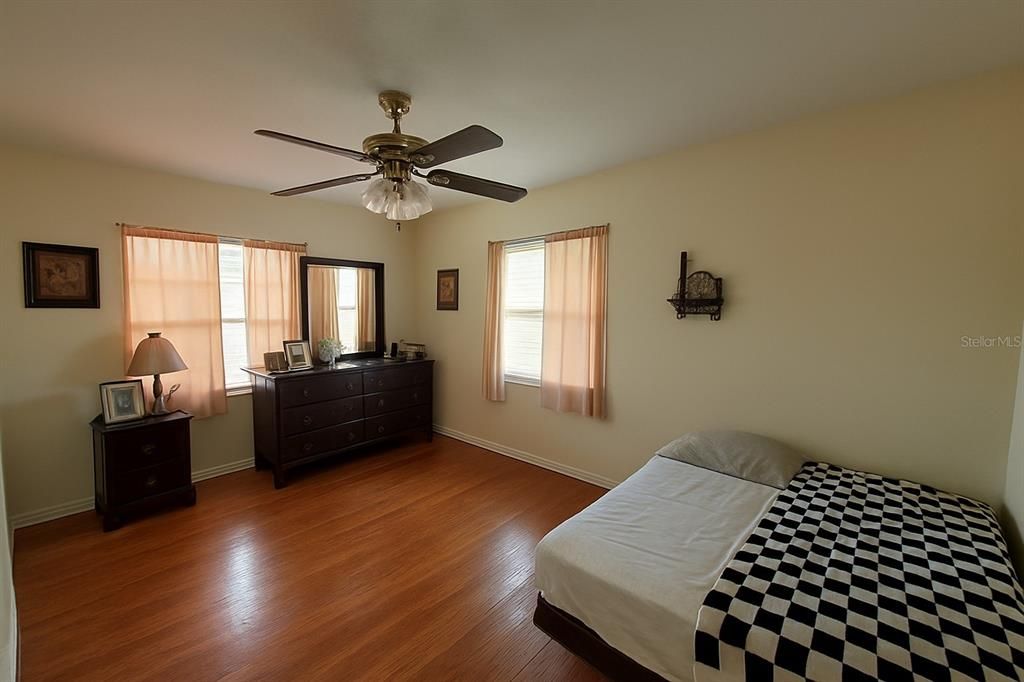 En Venta: $298,000 (3 camas, 0 baños, 1376 Pies cuadrados)