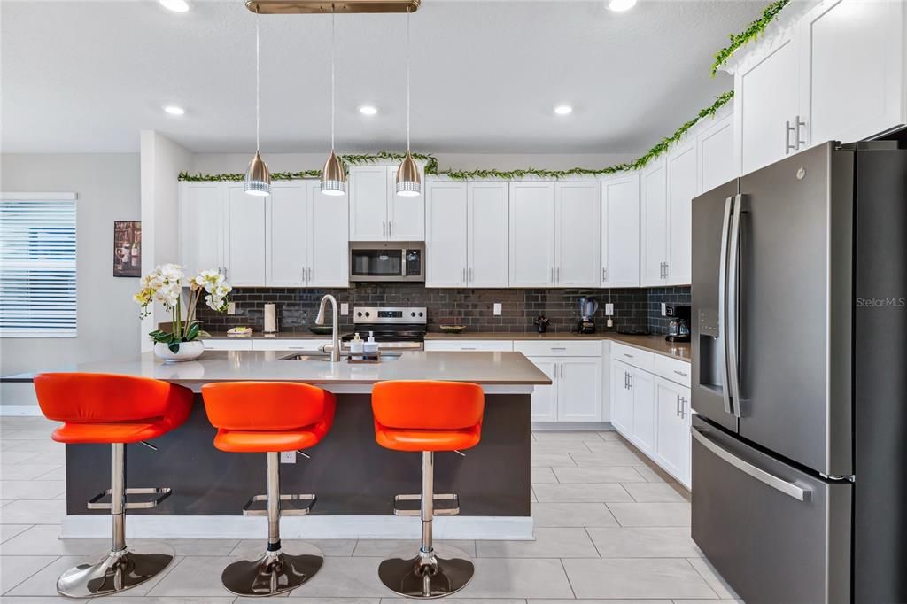 For Sale: $598,000 (6 beds, 5 baths, 3291 Square Feet)