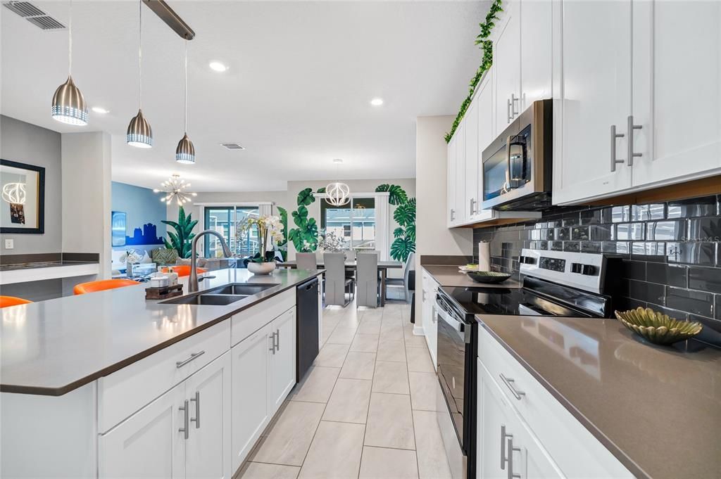 For Sale: $598,000 (6 beds, 5 baths, 3291 Square Feet)