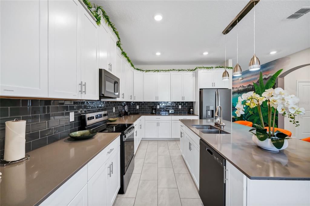 For Sale: $598,000 (6 beds, 5 baths, 3291 Square Feet)