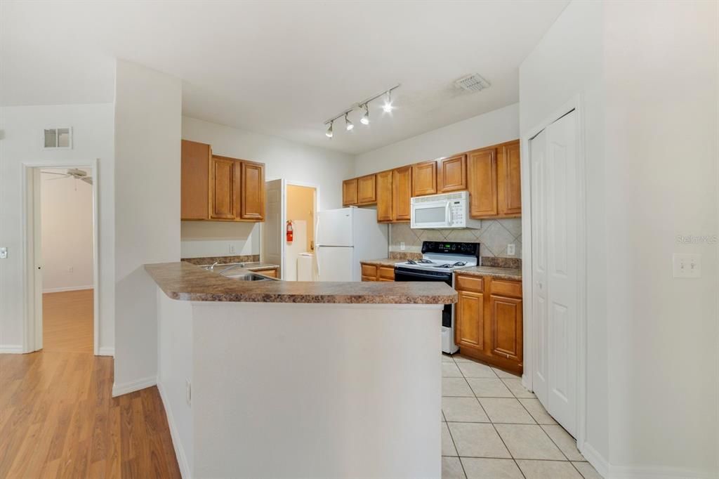 На продажу: $199,900 (2 спален, 2 ванн, 1124 Квадратных фут)