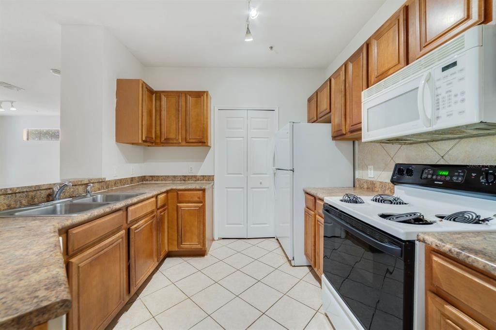 На продажу: $199,900 (2 спален, 2 ванн, 1124 Квадратных фут)