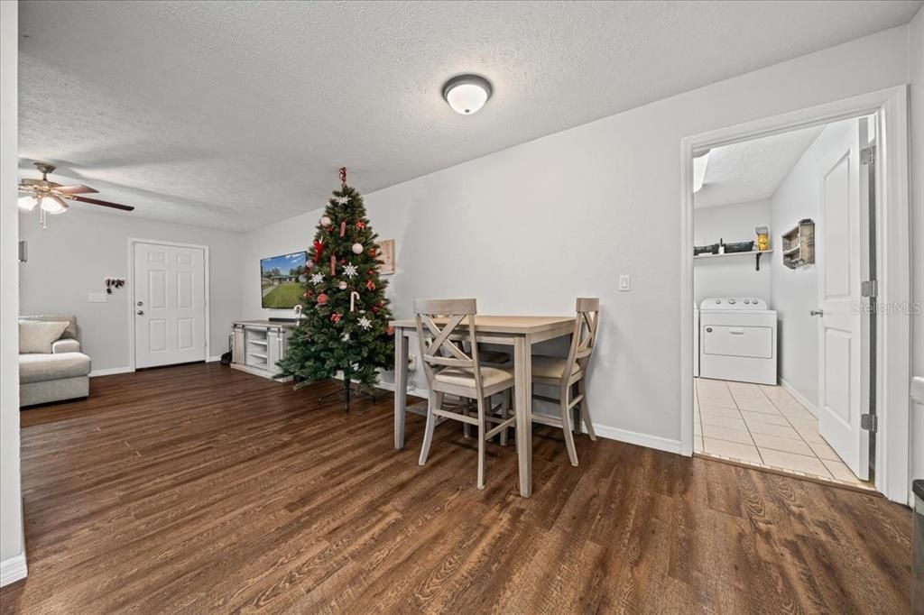 待售: $179,900 (2 贝兹, 1 浴室, 952 平方英尺)