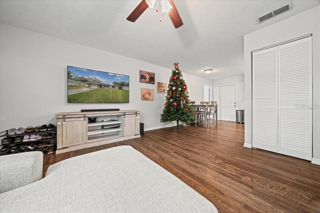 待售: $179,900 (2 贝兹, 1 浴室, 952 平方英尺)