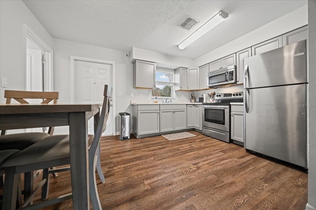 待售: $179,900 (2 贝兹, 1 浴室, 952 平方英尺)