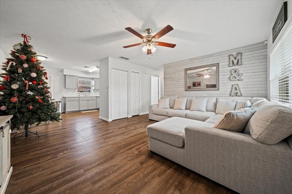 待售: $179,900 (2 贝兹, 1 浴室, 952 平方英尺)