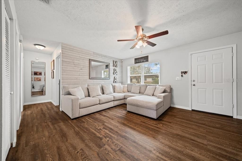 待售: $179,900 (2 贝兹, 1 浴室, 952 平方英尺)