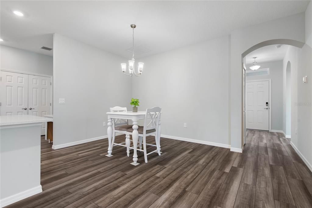 На продажу: $374,900 (3 спален, 2 ванн, 2003 Квадратных фут)