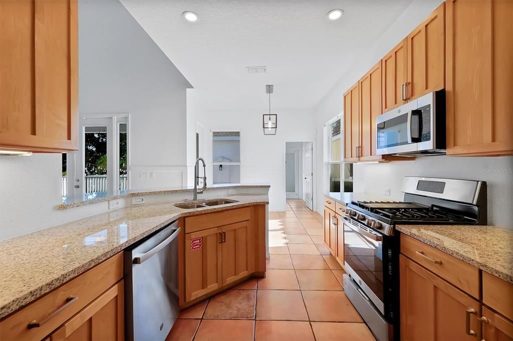 En Venta: $649,900 (5 camas, 3 baños, 2613 Pies cuadrados)