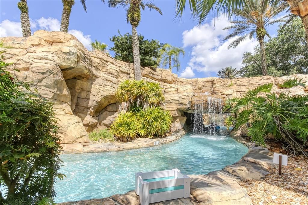 En Venta: $649,900 (5 camas, 3 baños, 2613 Pies cuadrados)