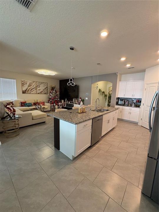 出租: $3,670 (4 贝兹, 3 浴室, 2142 平方英尺)