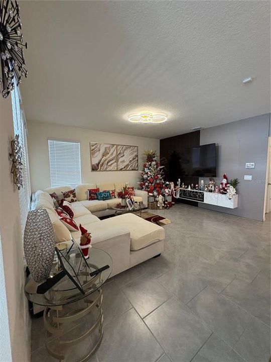 出租: $3,670 (4 贝兹, 3 浴室, 2142 平方英尺)