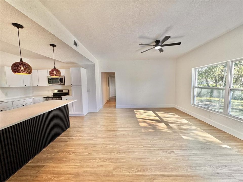 For Sale: $365,000 (3 beds, 2 baths, 1233 Square Feet)