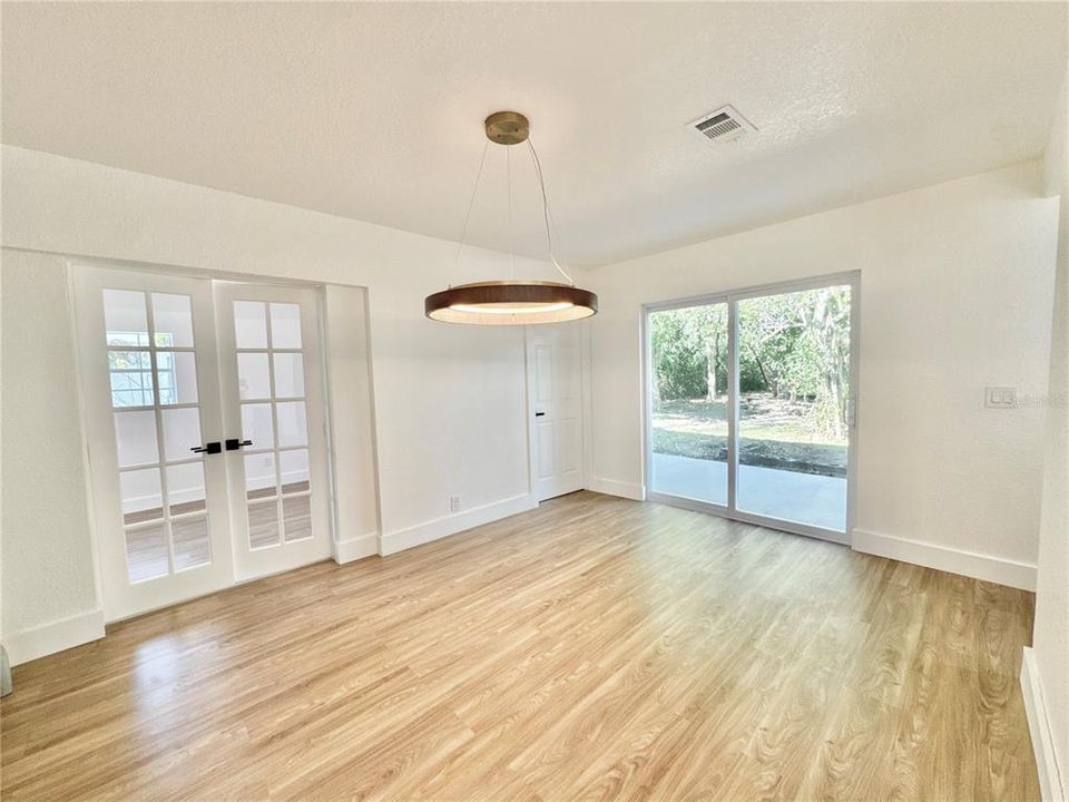 For Sale: $365,000 (3 beds, 2 baths, 1233 Square Feet)