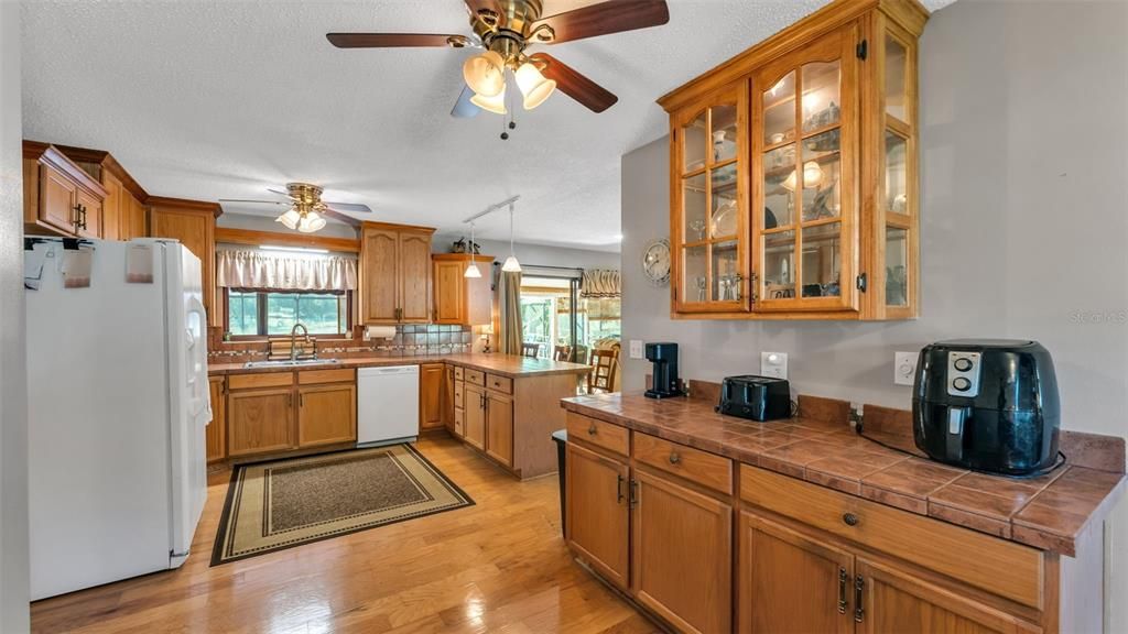 Activo con contrato: $350,000 (3 camas, 2 baños, 1771 Pies cuadrados)